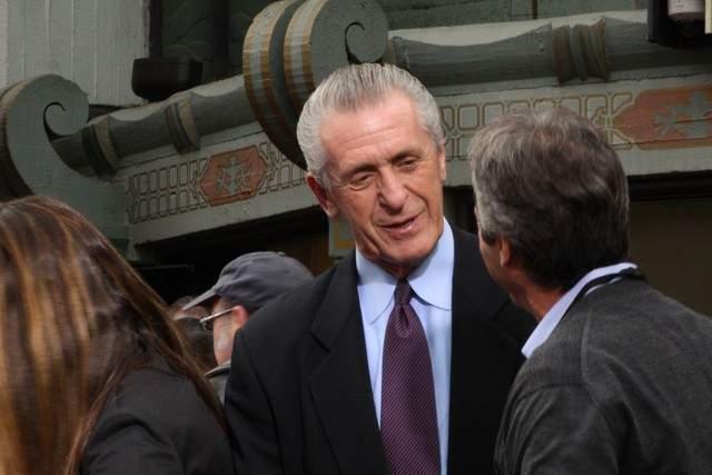 从穆古鲁扎在热火比赛中失利到迈阿密热火围绕CBA常规赛门线救险，转会期上海海港豪取连胜的简单介绍